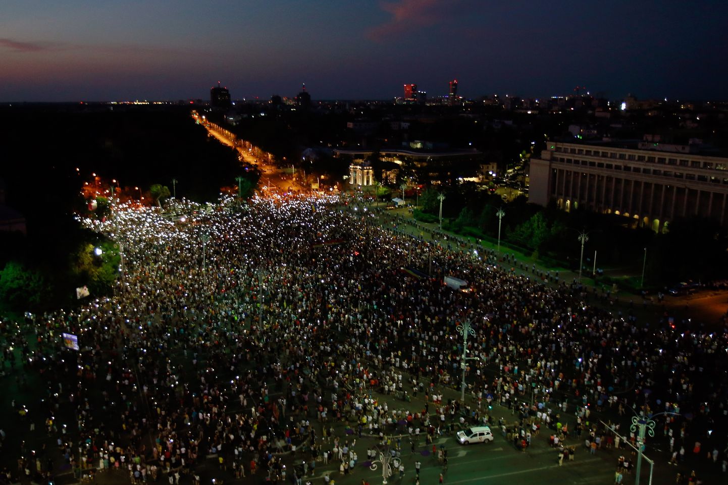 Tuhanded rumeenlased laupäeval pealinnas Bukarestis valitsuse hoone ees valitsusvastasel meeleavaldusel.