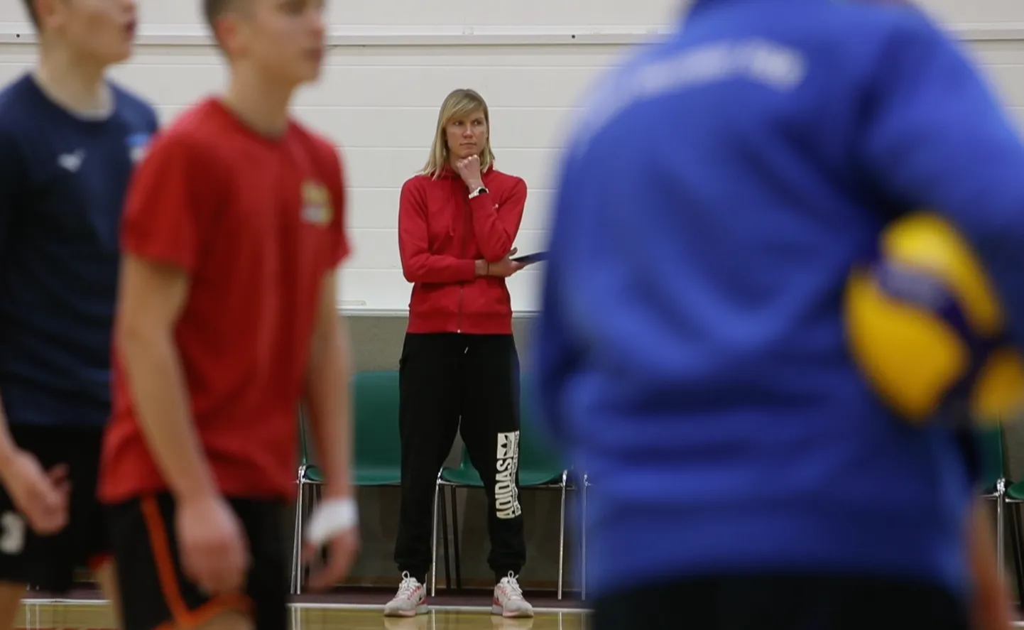 Kristel Kiens noorte treeningul tähelepanekuid tegemas.