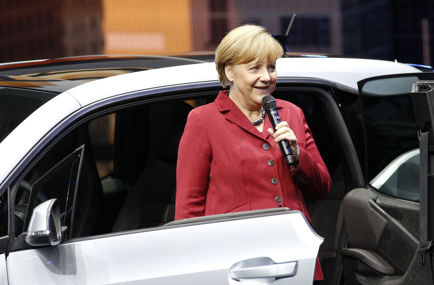 Angela Merkel külastamas BMW autonäitust.