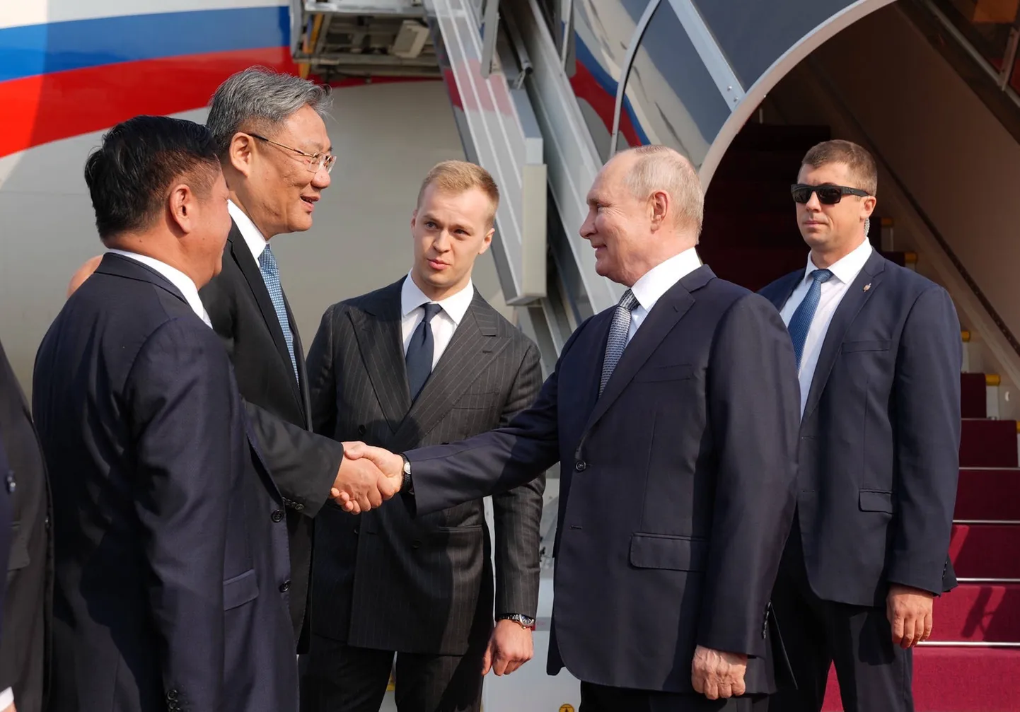 Venemaa president Vladimir Putin saabus 17. oktoobril 2023 visiidile Hiinasse. Pildil kätleb ta teda vastu võtnud Hiina ametnikega.