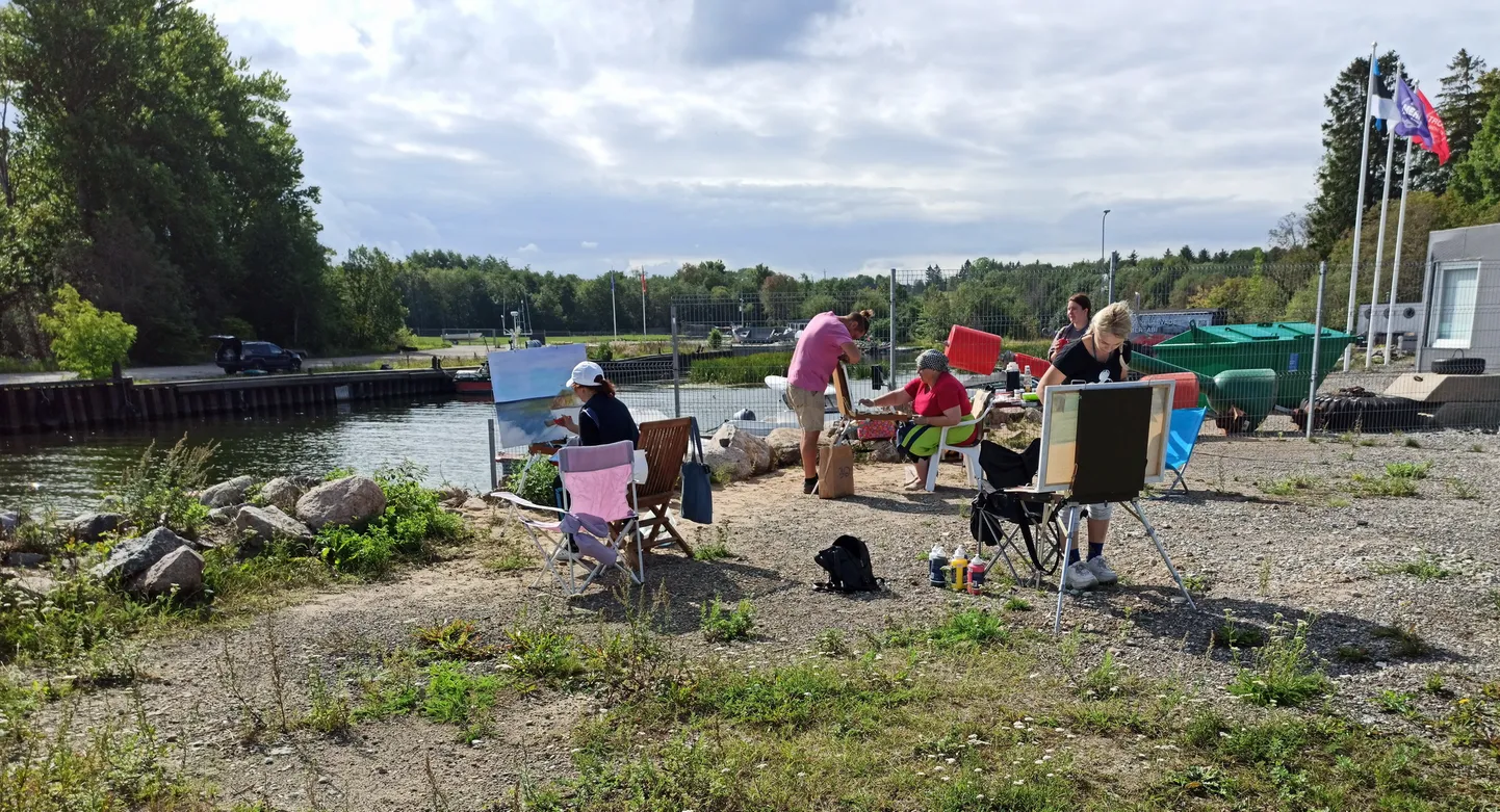 Kunstnikud sättisid end jõe ja mere kaldale maalima.