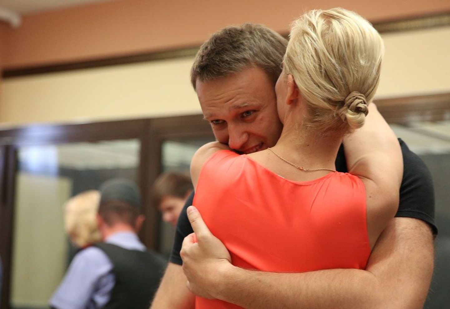 Супруга Алексея Навального Юлия обнимает мужа после его освобождения.