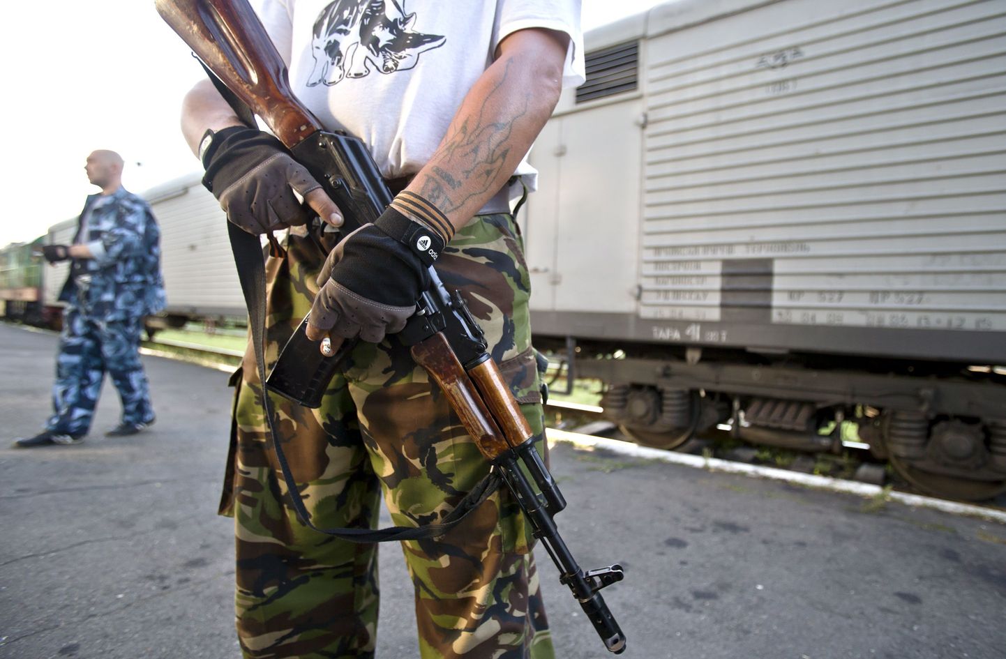Torezis seisva külmutusvagunitega rongi ümber valvavad separatistid, kes takistavad rongide lahkumist.