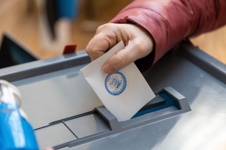 Во время избирательной кампании в Рийгикогу ни одна партия коалиции, кроме социал-демократов, не обещала увеличивать налоговое бремя для жителей Эстонии. Избирательная урна.