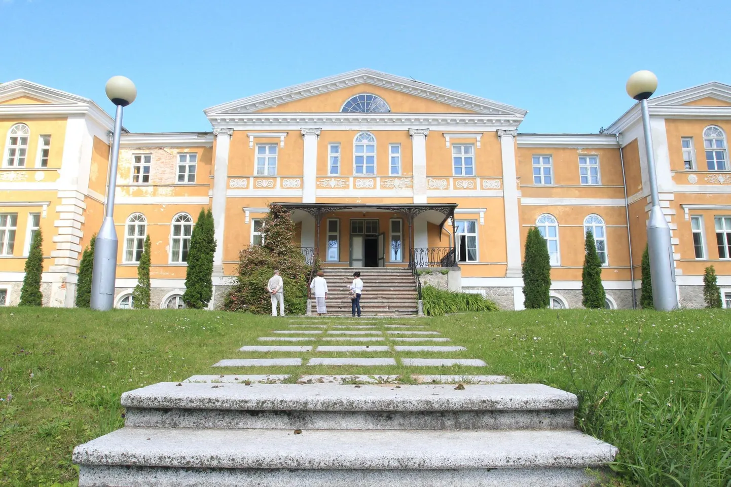 Kuremaa mõis peaks uue katuse alla saama sügiseks.