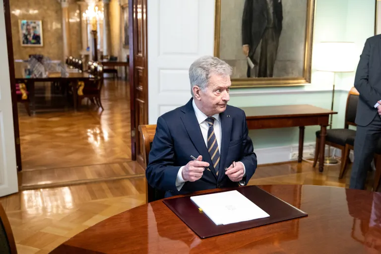 Президент Финляндии Саули Ниинисте готовится подписать закон о вступлении Финляндии в НАТО.