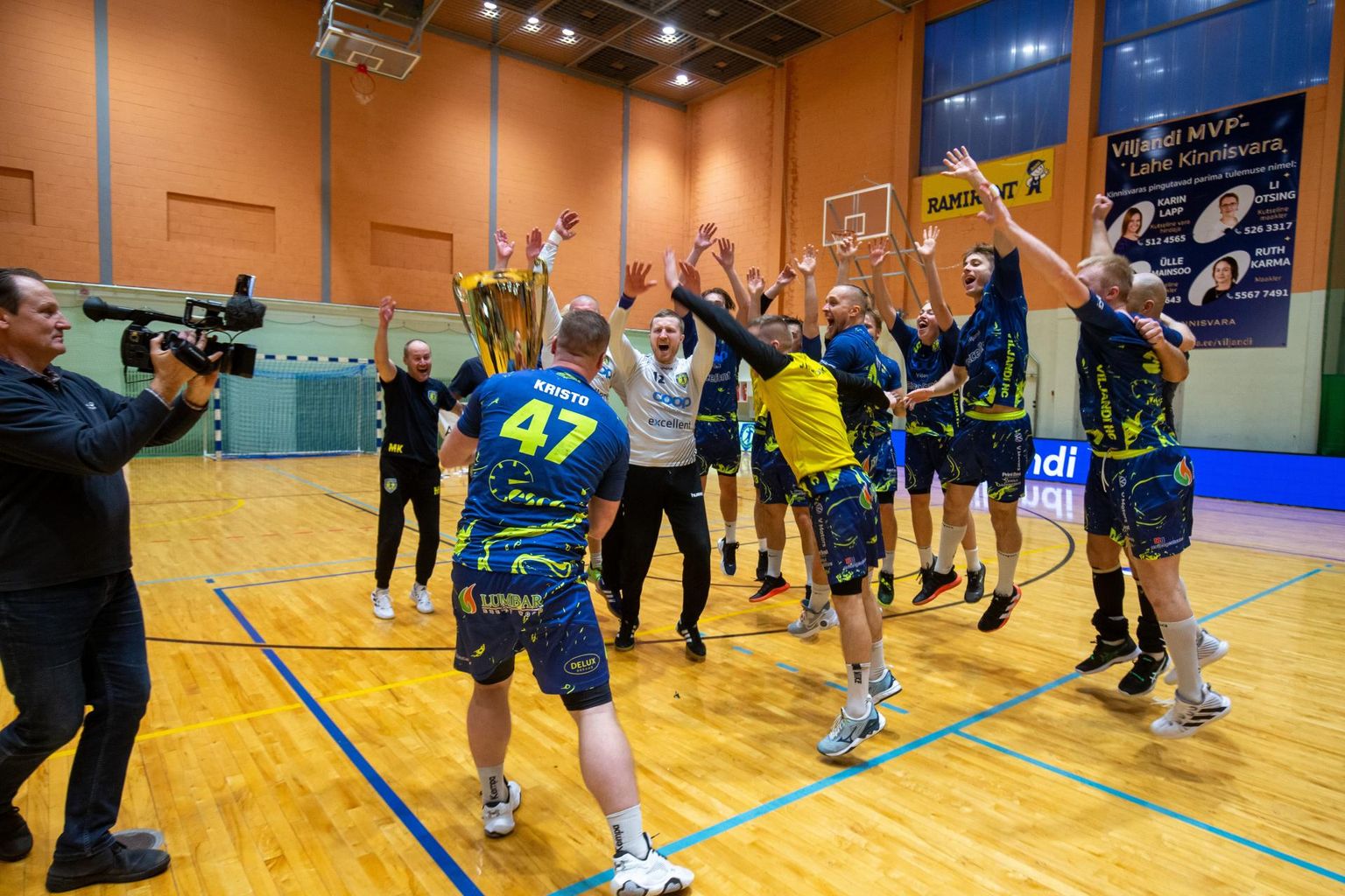 Viljandi HC alistas laupäevases Eesti meeste käsipalli karikavõistluste poolfinaalis Põlva Arcwoodi. Pühapäevases finaalis pidi ka SK Tapa/N.R Energy talle alla vanduma ja Viljandi HC-st sai 2022. aasta karikavõitja.