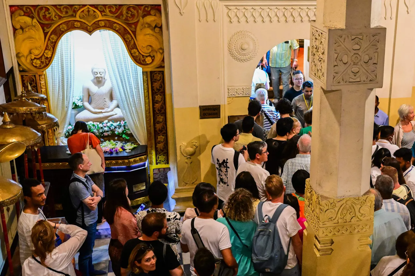 Turistid külastamas Sri Lanka keskosas Kandys asuvat budistlikku templit. Foto on illustratiivne.