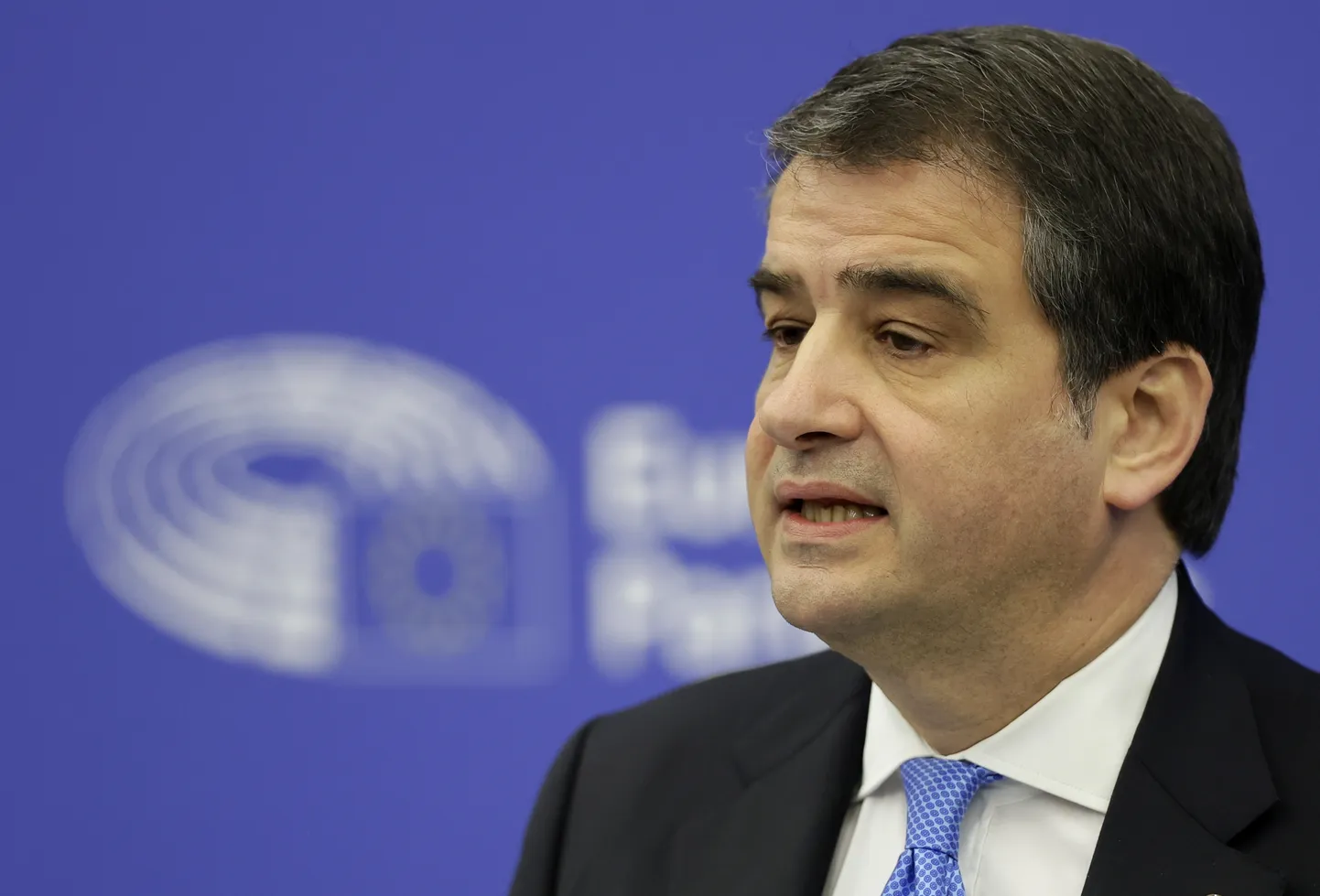 Euroopa Komisjoni ühtekuuluvuspoliitika ja reformide juhtiv asepresident Raffaele Fitto kõneleb pressikonverentsil Euroopa Parlamendis Strasbourgis Prantsusmaal 1. aprillil 2025. Euroopa Parlamendi istung kestab 31. märtsist kuni 3. aprillini 2025.