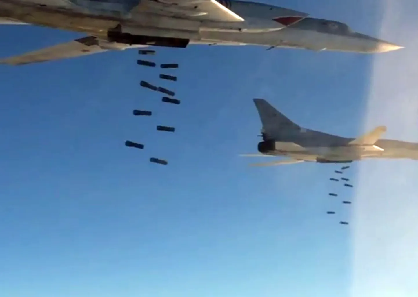 Российские Ту-22 сбрасывают бомбы на Сирию.