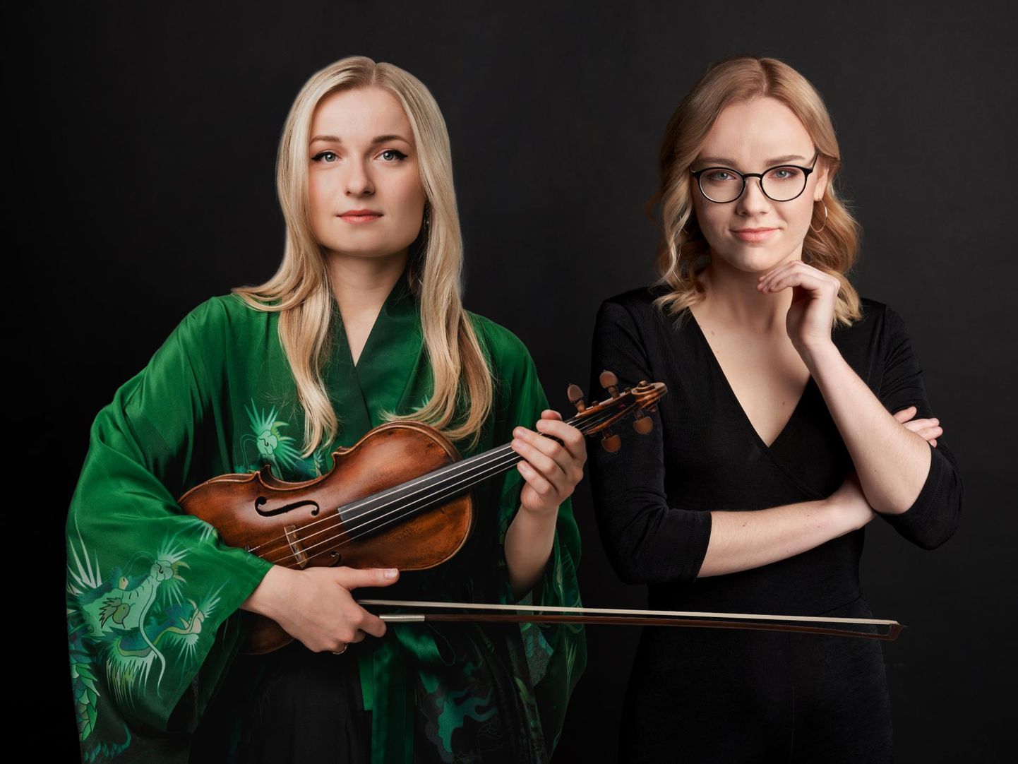 Katariina Maria Kits (vasakul) ja Evita Lohu panevad Paide kirikus kõlama Beethoveni ja Brahmsi klassikalised teosed.