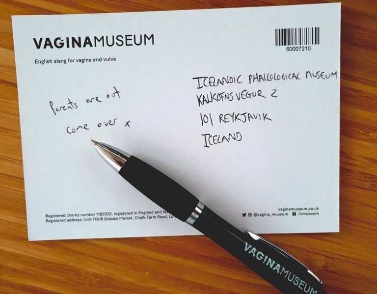 Открытка- отел из музея вагин
