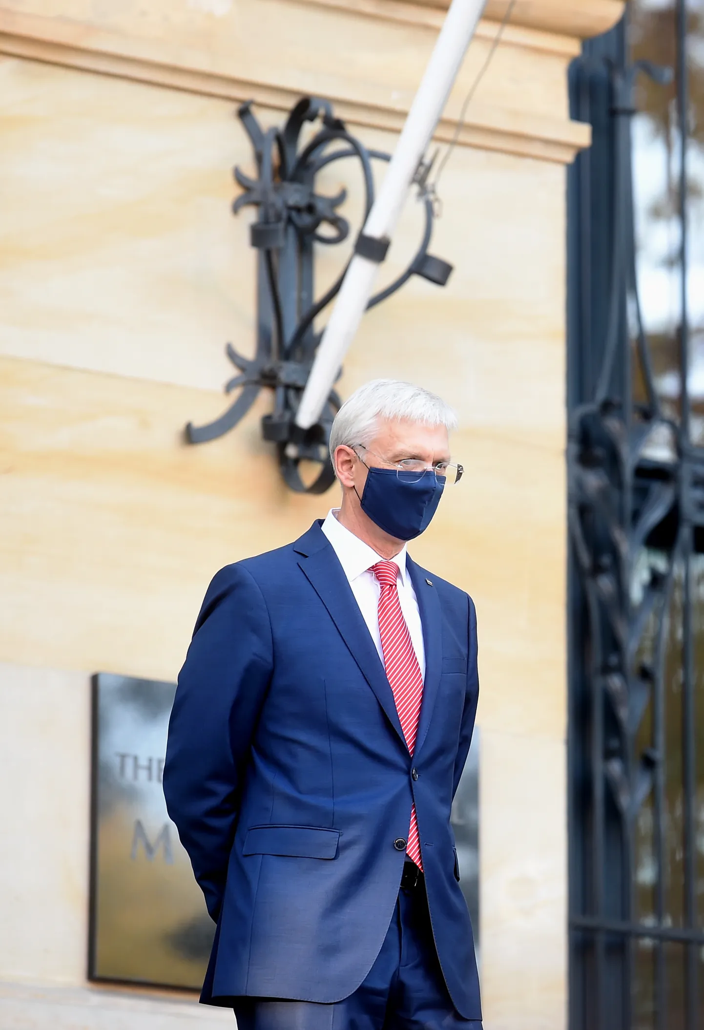Ministru prezidents Krišjānis Kariņš pie Latvijas Nacionālajā mākslas muzeja, sagaidot Francijas prezidentu Emanuelu Makronu.
