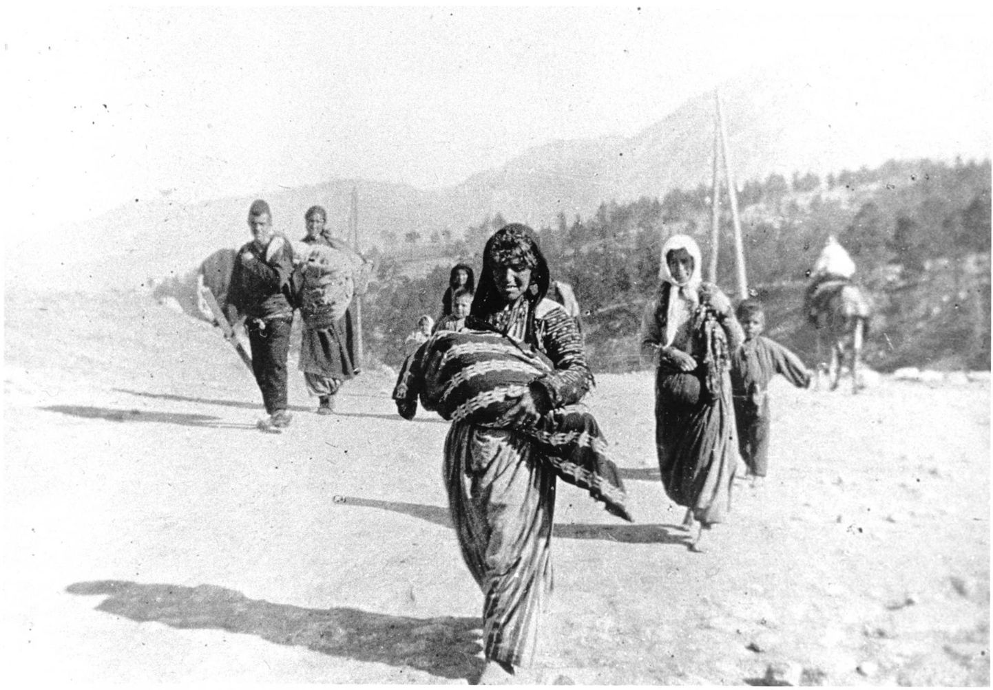 Anatoolia poolsaarelt välja saadetud armeenlased. Foto tegi Osmanite riigis teeninud Saksa nooremleitnant Armin Wegner, kes uuris jutte armeenlaste massimõrvadest ja pildistas väljasaadetute laagreid peamiselt Süüria kõrbes.