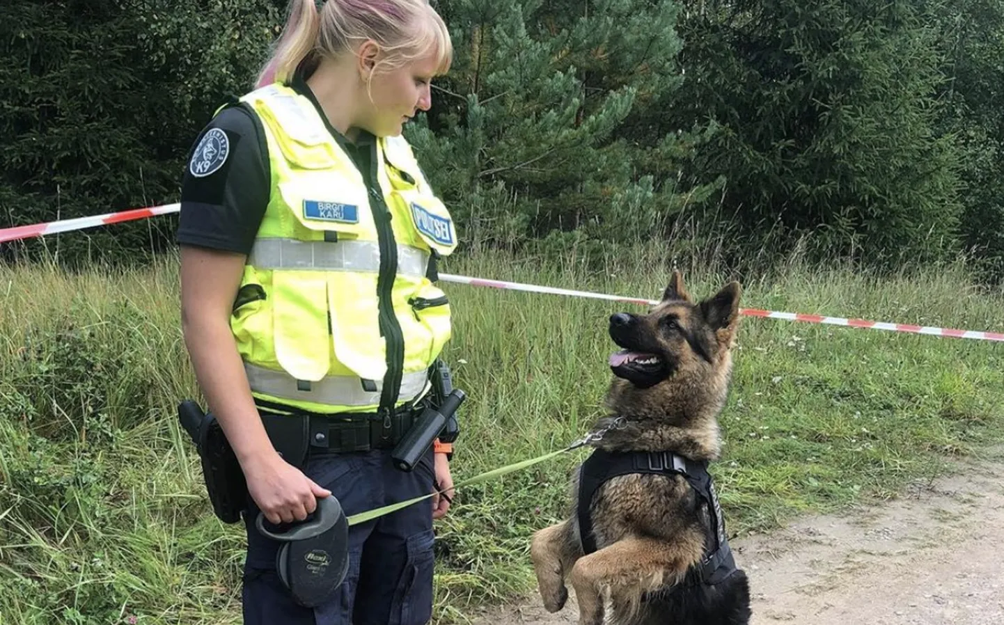 Politseikoer Jacki koos koerajuht Birgitiga.