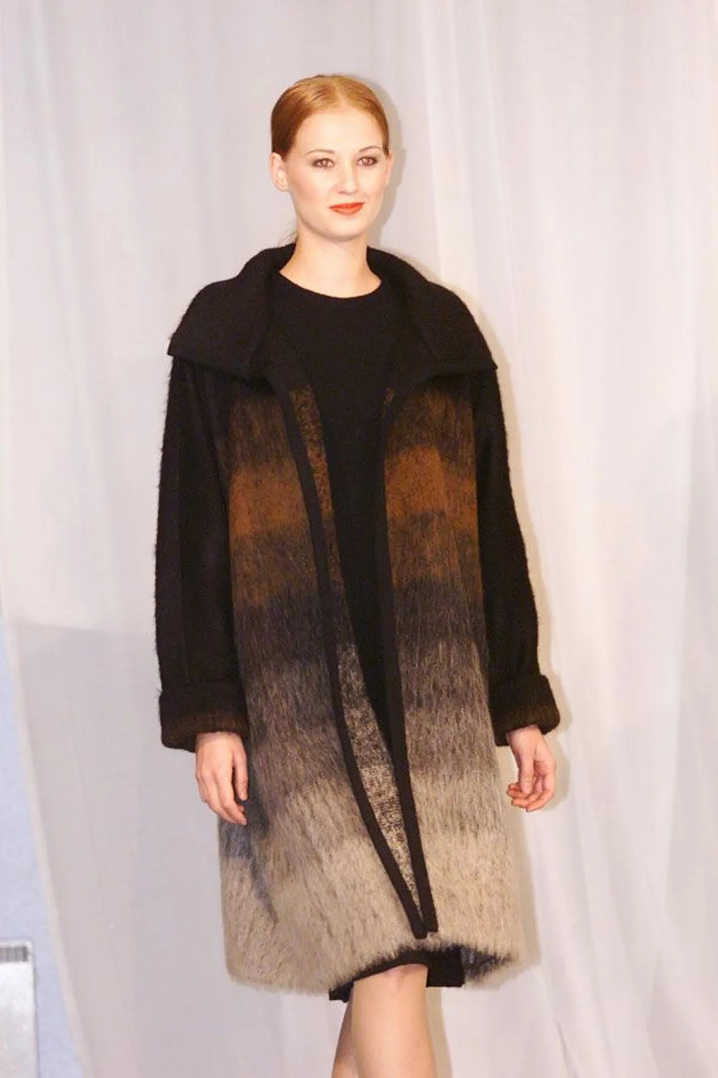 Moekunstnik Liivia Leškin esitleb trendituultele vastupidavate rõivaste rubriigis villase mantli ja jaki sümbioosi, mis passib nii õue kui ka tubastesse oludesse.