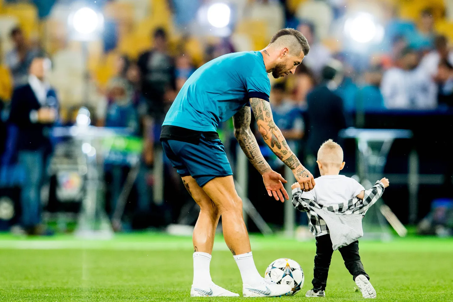 Sergio Ramos pojaga Kiievi olümpiastaadionil
