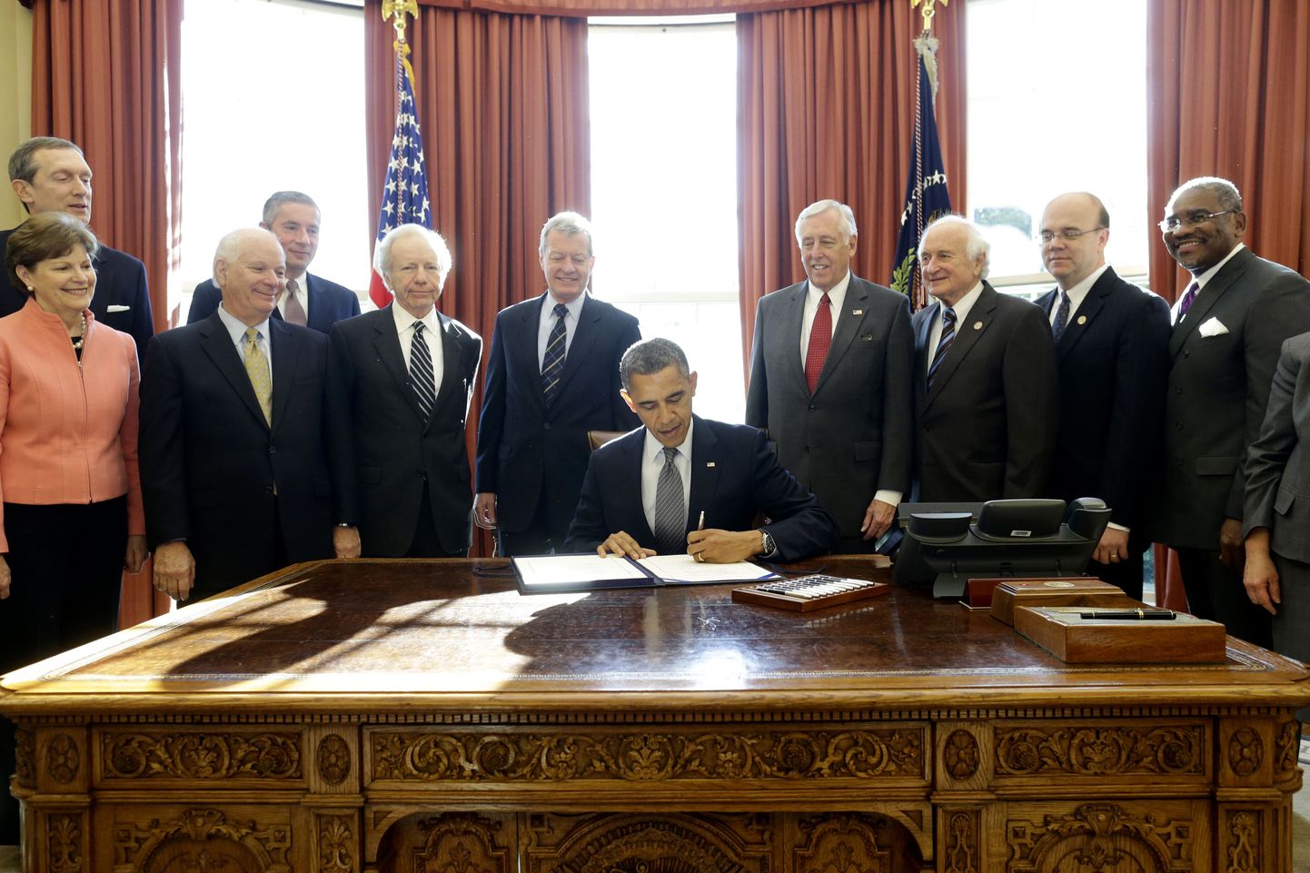 President Barack Obama allkirjastamas nn Magnitski seadust.