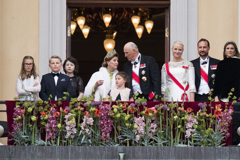 Norra kuninglik pere lossi rõdul, prints Sverre Magnus vasakul