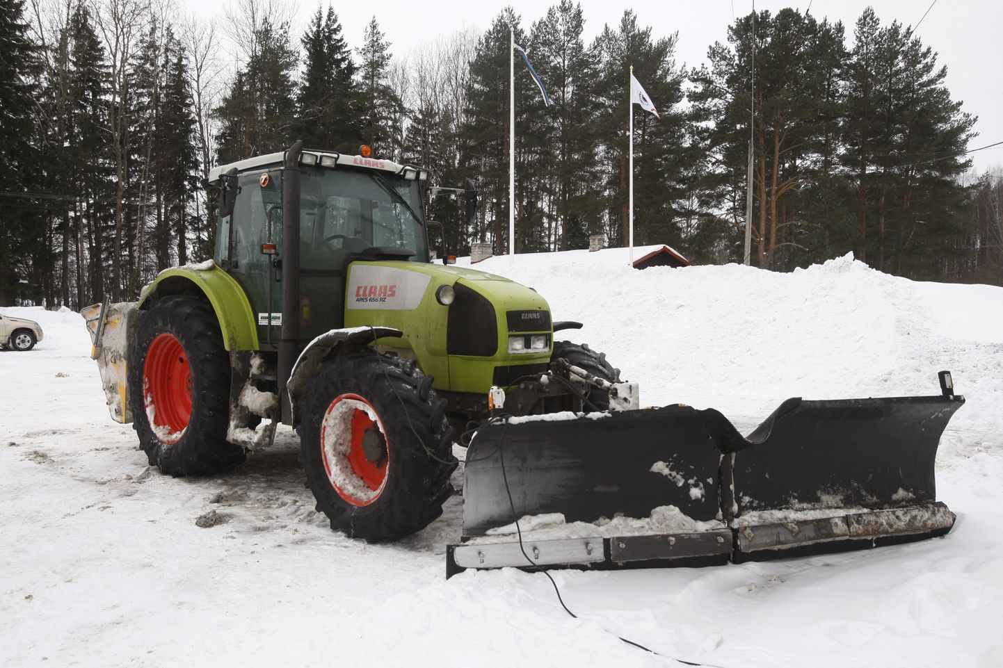 Lumetõrjeks valmis traktor