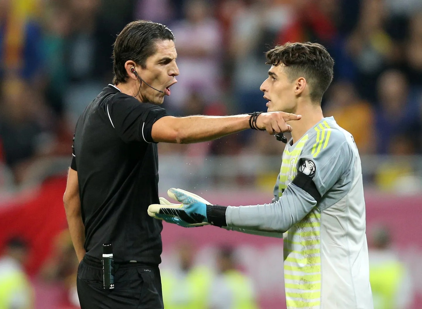 Kepa Arrizabalaga (paremal) vaidlemas peakohtunikuga.