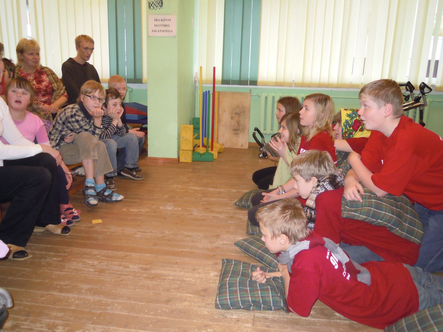 Jõõpre põhikooli õpilased käisid Pärnu toimetulekukooli lastele advendimeeleolu loomas.