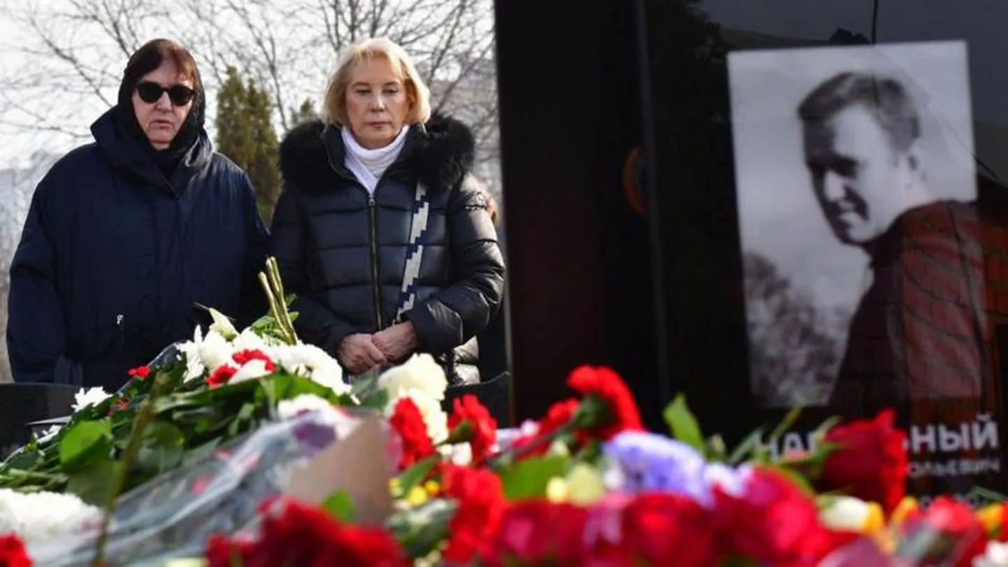 Матери Алексея и Юлии Навальных на похоронах 1 марта на Борисовском кладбище в Москве.
