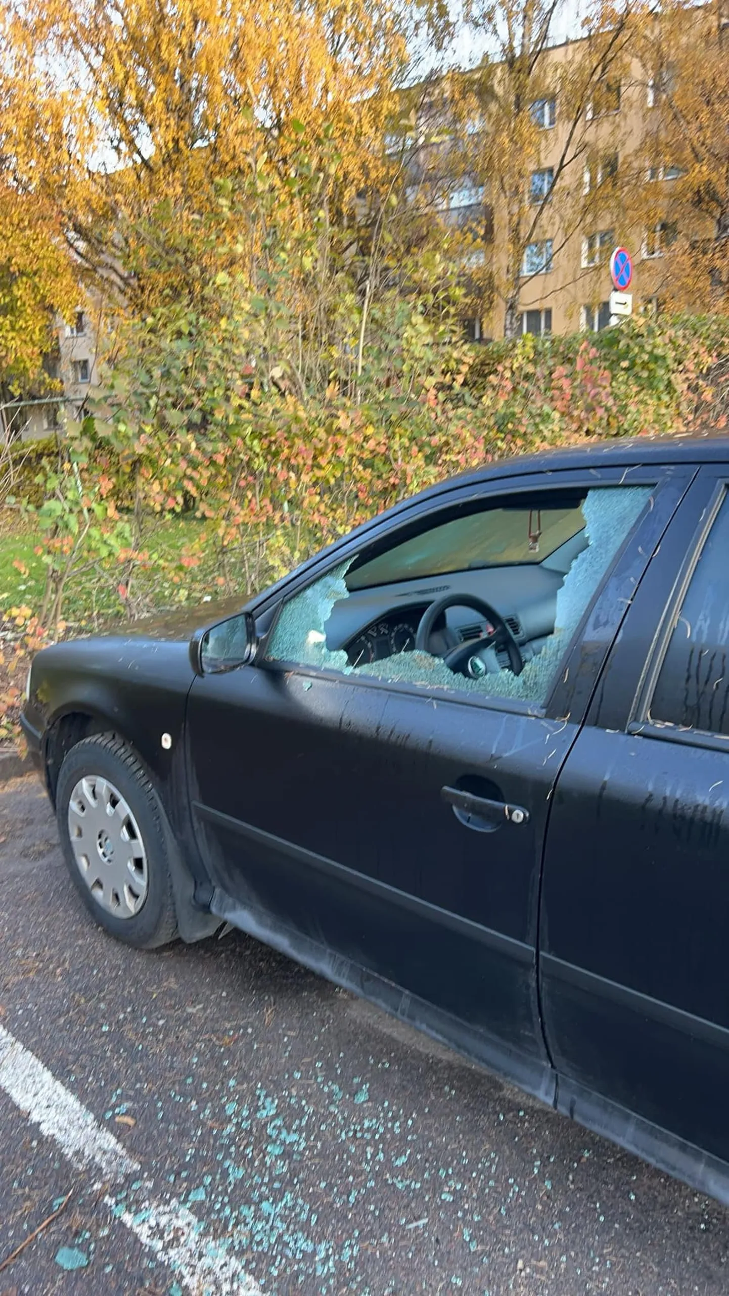 Mullu oktoobris oli ööga aken sisse löödud ka kahel Annelinnas seisnud sõidukil.