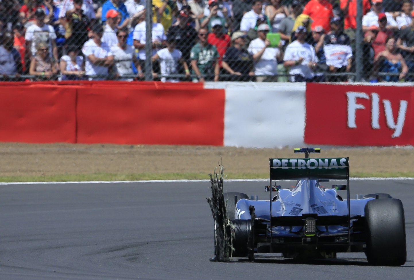 Lewis Hamilton oli üks, kellel Silverstone'is rehv lõhkes. Sarnase probleemi kordumisel boikoteeritakse Saksamaa GP-d