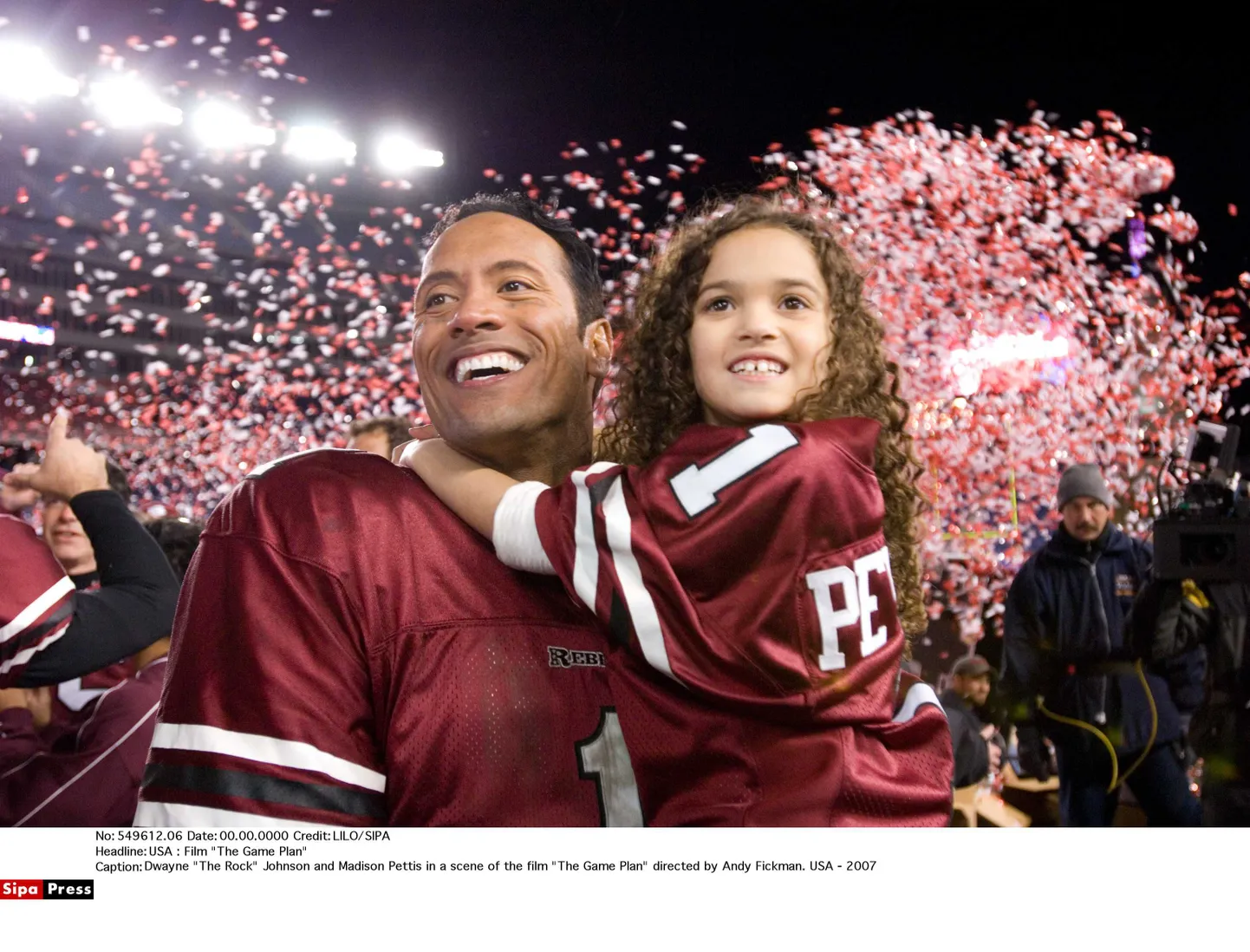 Dwayne Johnson ja Madison Pettis filmis «The Game Plan»