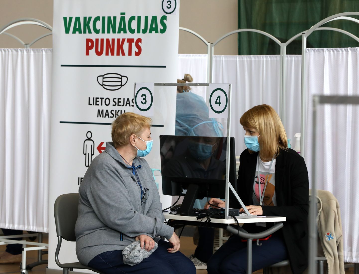 Ziemeļkurzemes reģionālā slimnīca sporta namā "Centrs" Ventspilī iekārtojusi Latvijā pirmo liela mēroga vakcinācijas pret Covid-19 punktu, kurš vienu dienu darbojas izmēģinājuma režīmā, kura laikā tiek testēta pacientu plūsma, vakcinācijas procesa raita norise, epidemioloģisko prasību nodrošināšana un citas procesa detaļas.