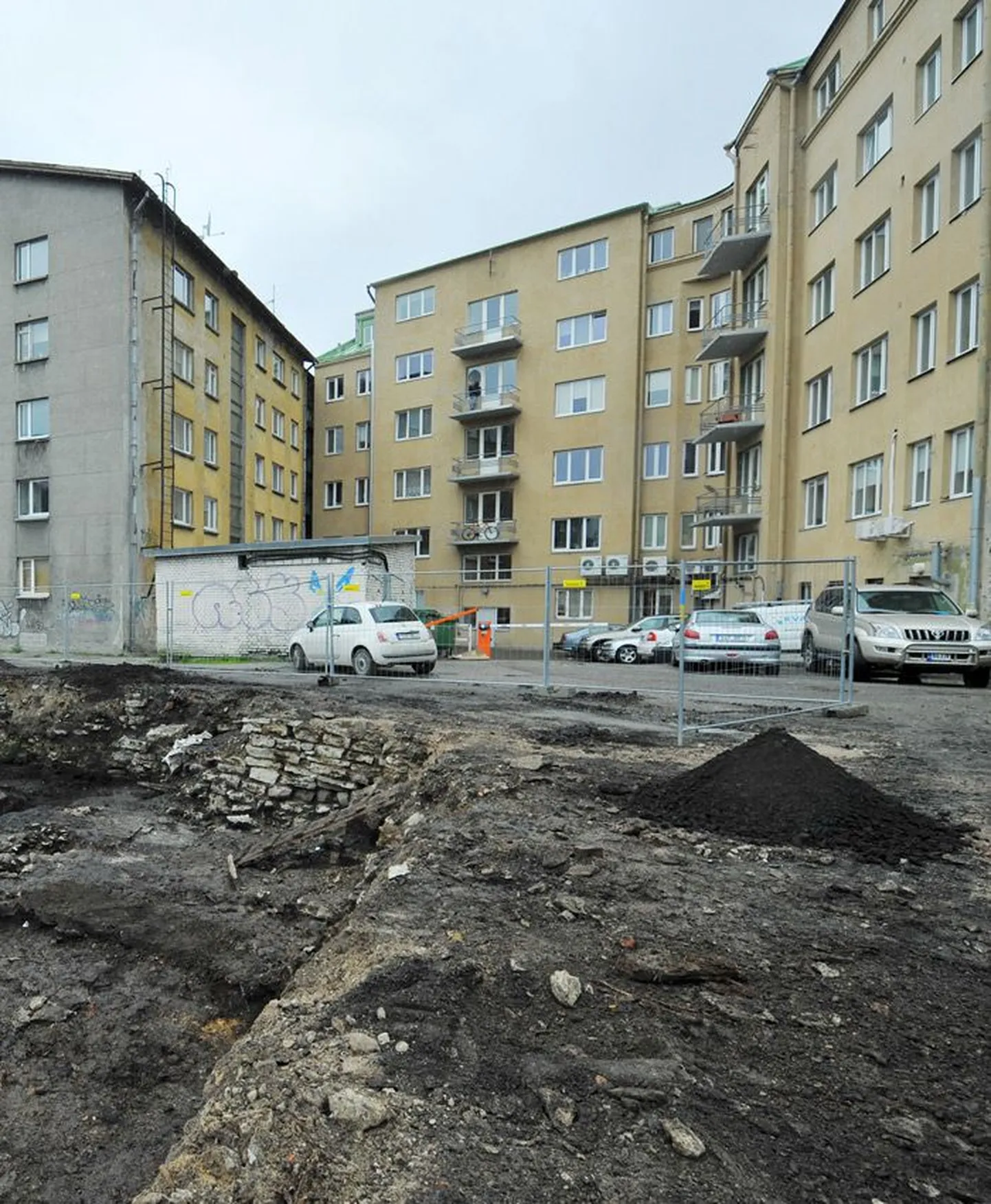 Linnaametnike sõnul ei saa kunstiakadeemia hoonet Laikmaa tänava poole nihutada, sest nii jääks tulevase linnaväljaku äärde naabermajade tagahoov koos alajaama ja prügikastidega.
