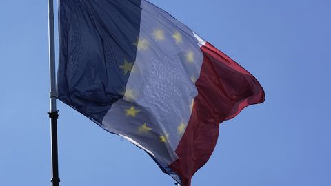 Vairāki jaunievēlētie mēri Francijā savās pilsētu domēs noņēmuši ES karogus