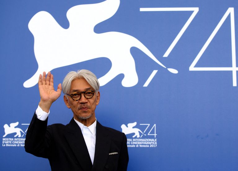 Ruiči Sakamoto filmas "Ryuichi Sakamoto: Coda" pirmizrādes vakarā 74. Venēcijas filmu festivālā. 2017. gada septembris.