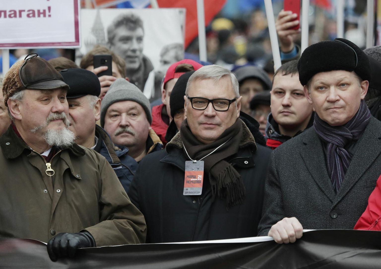 Opositsioonipoliitik ja endine Venemaa peaminister Mihhail Kasjanov (keskel) osalemas Boriss Nemtsovi mälestusüritusel Moskvas 2019. aastal.
