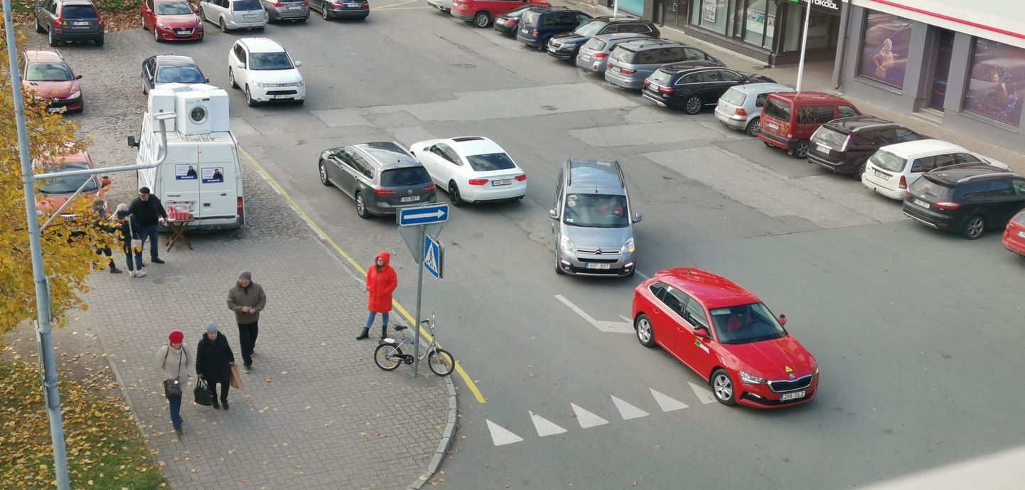 Rakvere südalinnas on inimestel endiselt raske aru saada parkimiskorraldusest.