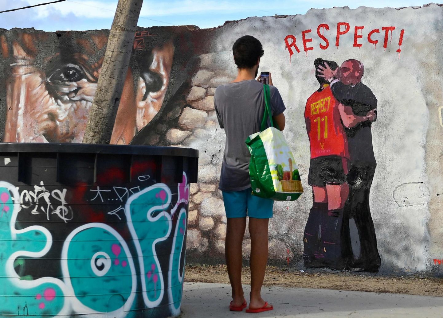 Hispaanias Barcelonas ilmestab tänavapilti Itaalia tänavakunstniku Salvatore Benintende ehk TvBoy töö endise Hispaania jalgpallijuhi Luis Rubialese suudlusest jalgpallur Jenni Hermoso suule.