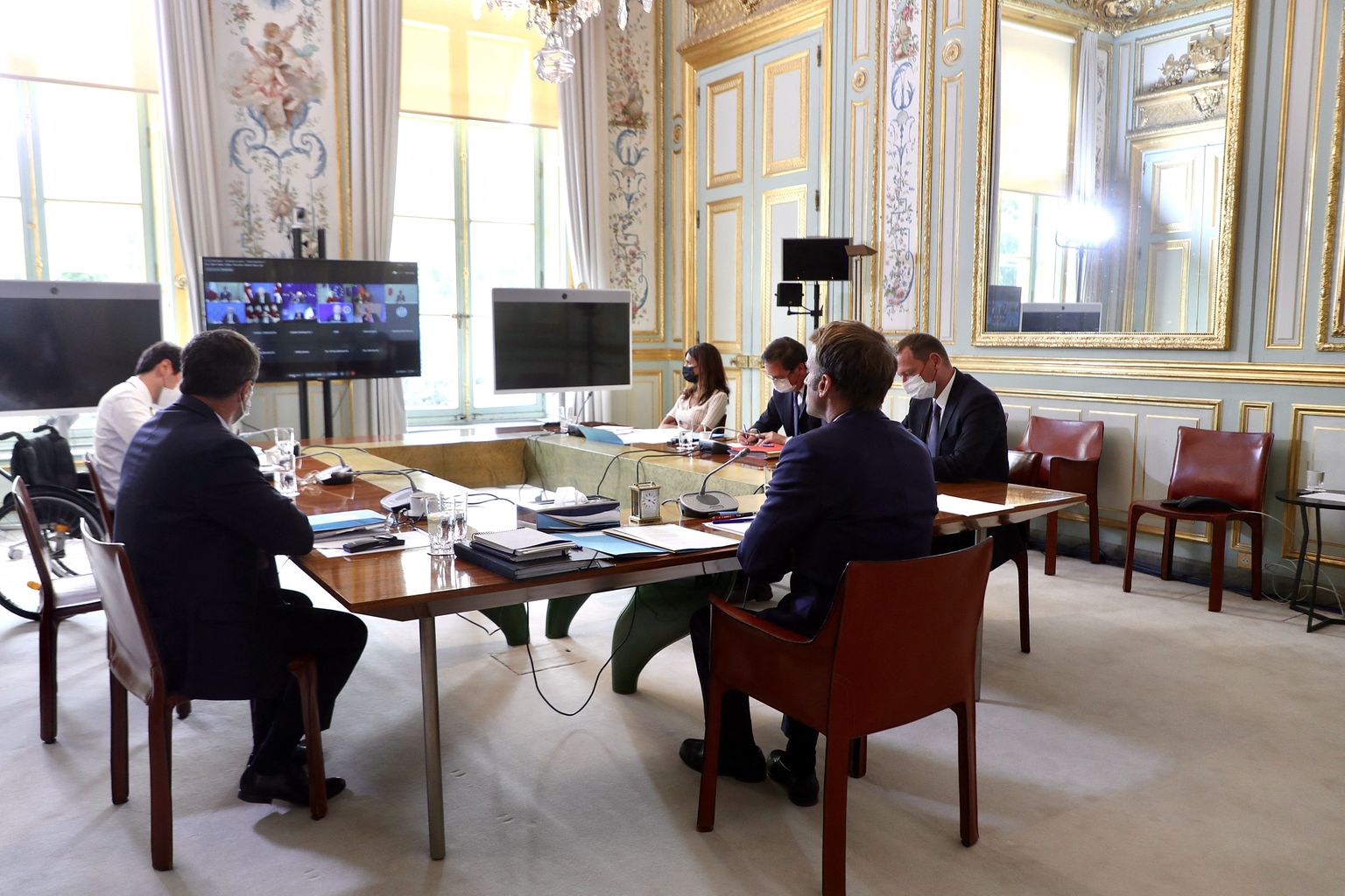 Francijas prezidents Emanuels Makrons attālināti piedalās G7 sanāksmē