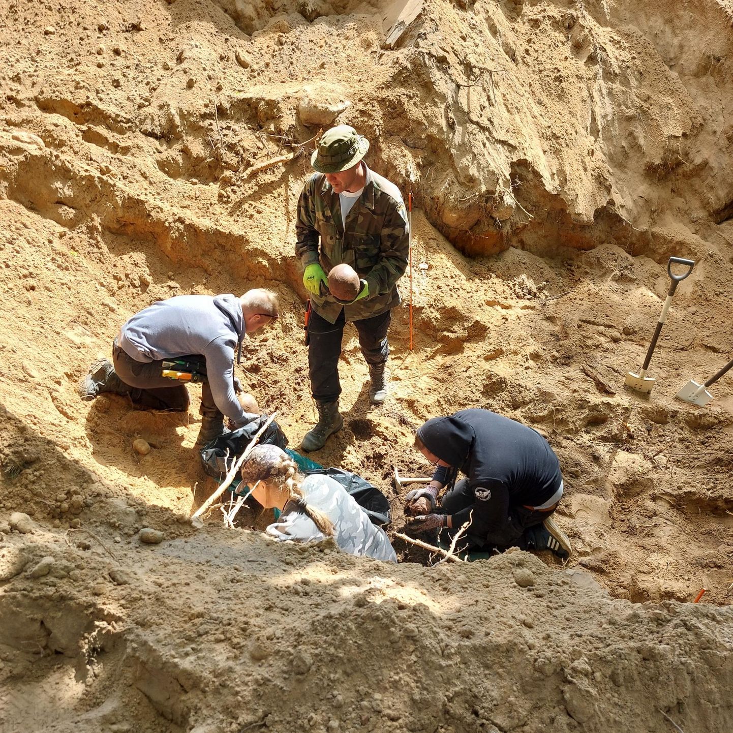 При раскопках военного захоронения в Люллемяэ были найдены останки почти двадцати человек. Однако в предполагаемых братских могилах в двух местах в Валгамаа вообще не было человеческих останков.