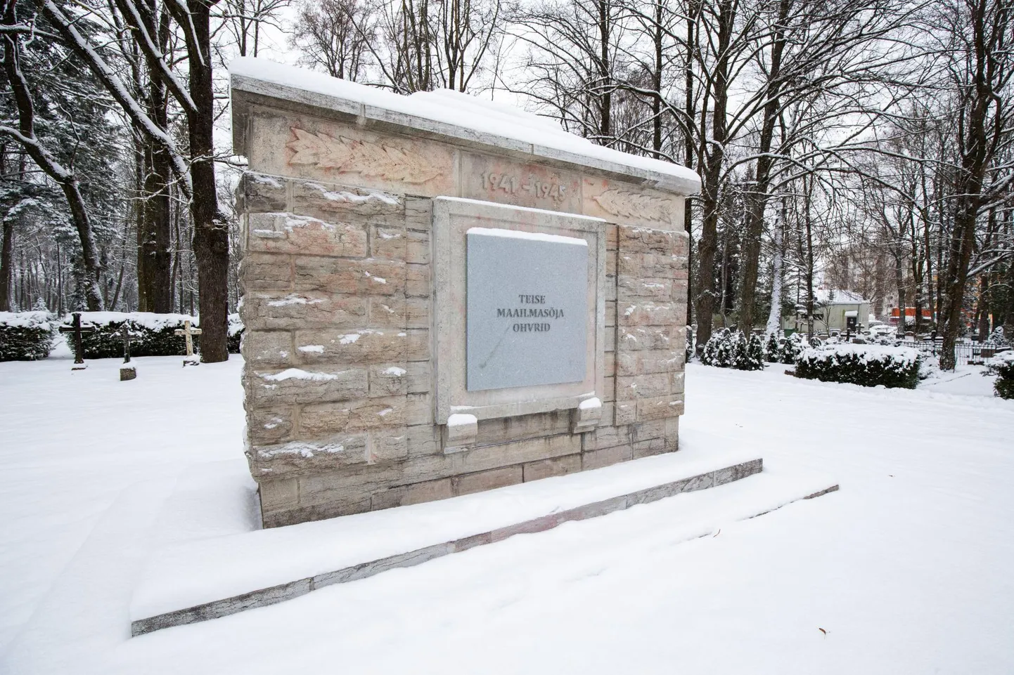 Pauluse kalmistu punamonumendil on nüüd teise kirjaga tahvel.