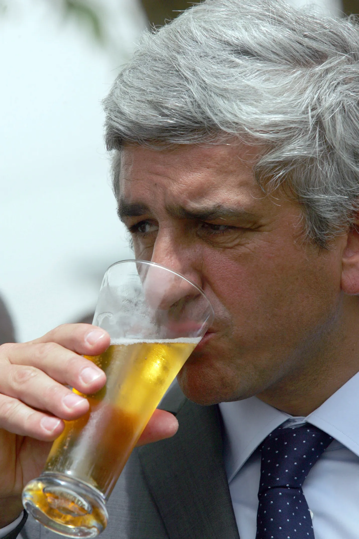 Пиво - самый популярный алкогольный напиток в мире. На фото: министр обороны Франции Эрве Морен пьет пиво во время посещения французских миротворцев в Ливане.