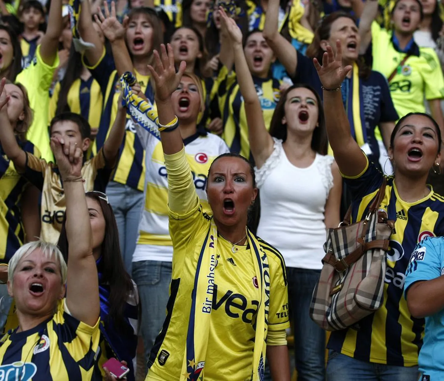 Fenerbahce lubas mängule ainult naised ja lapsed.