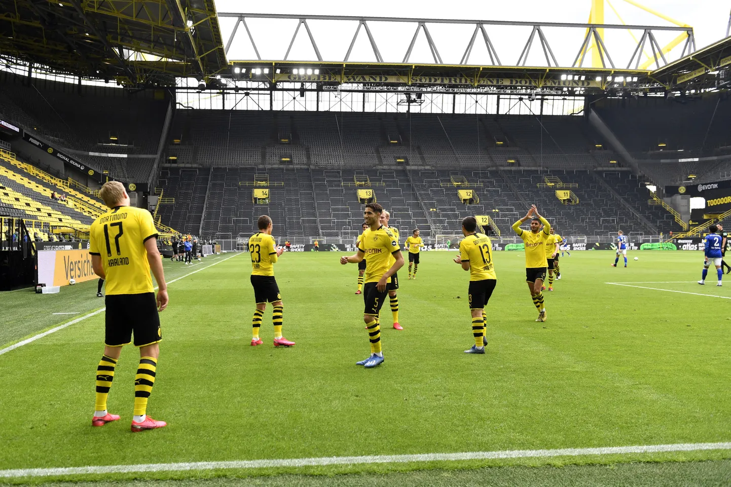 Dortmundi Borussia stiilinäide, kuidas koroonaviiruse ajal väravat tähistada.
