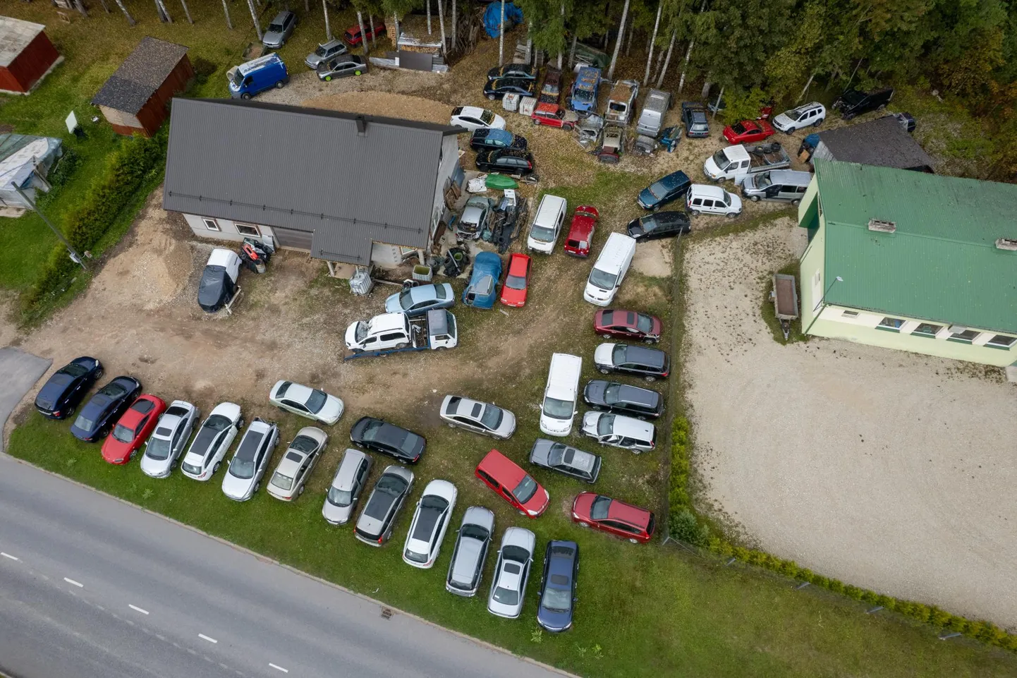 Autokollektsioon on Reinu tee 26 krundilt valgunud linna maadele. Linn on nõudnud oma kruntidel seisvate sõidukite äraviimist.