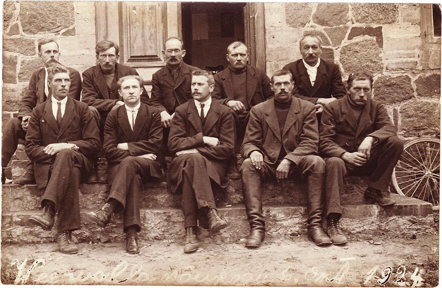 Vallavalitsemine oli pea eranditult meeste töö. Vee valla nõukogu 1924. aasta sügisel.