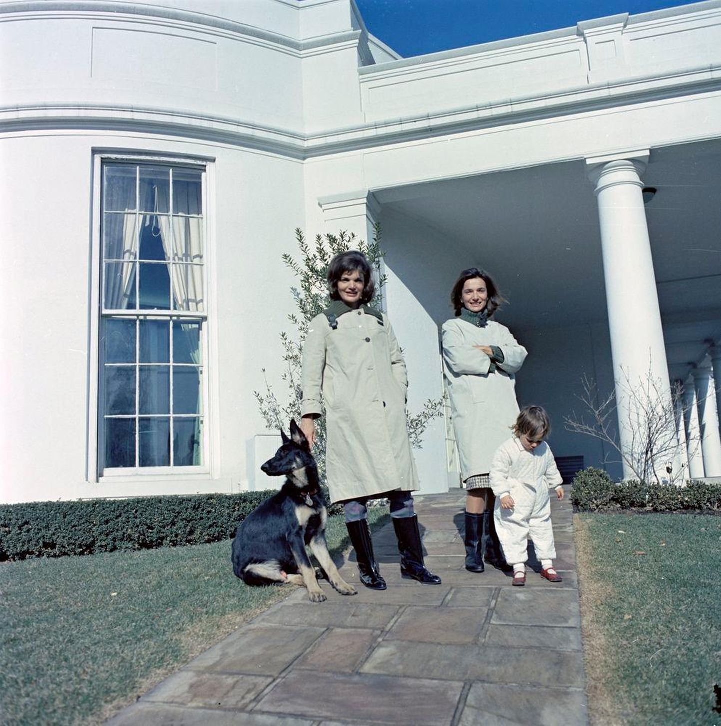 Jackie Kennedy ja Lee Radziwill
1963. aasta alguses Valges Majas.

 
