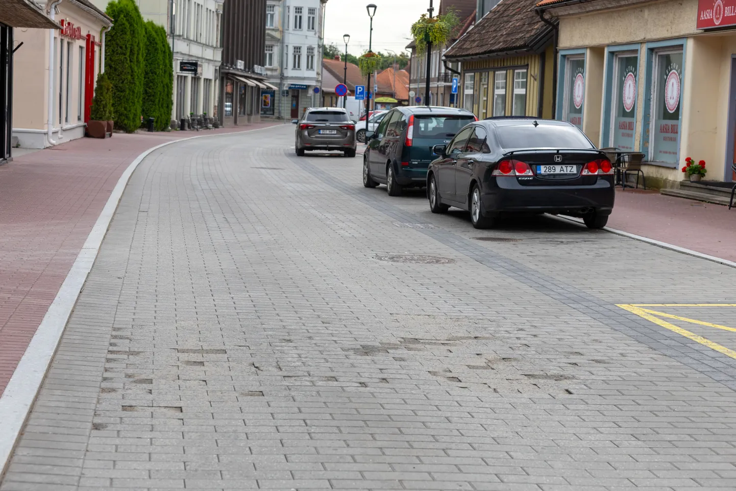 Viljandis Tartu tänava alguses on kivisillutis lagunema hakanud.
