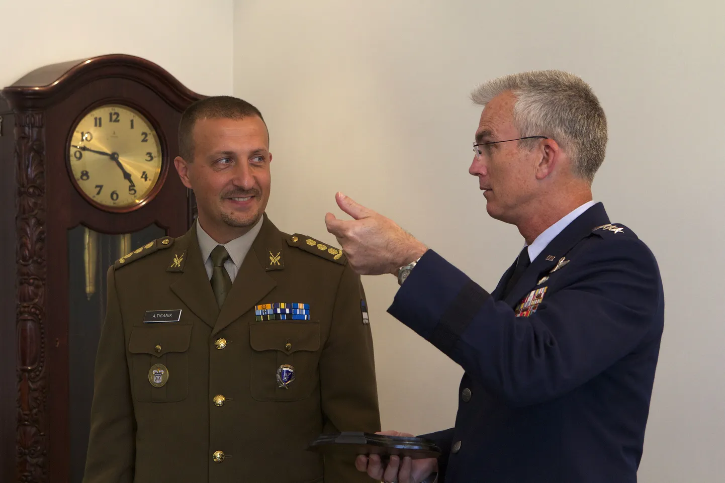Artur Tiganik ja Ameerika Ühendriikide transpordiväejuhatuse ülem kindral Paul Selva.