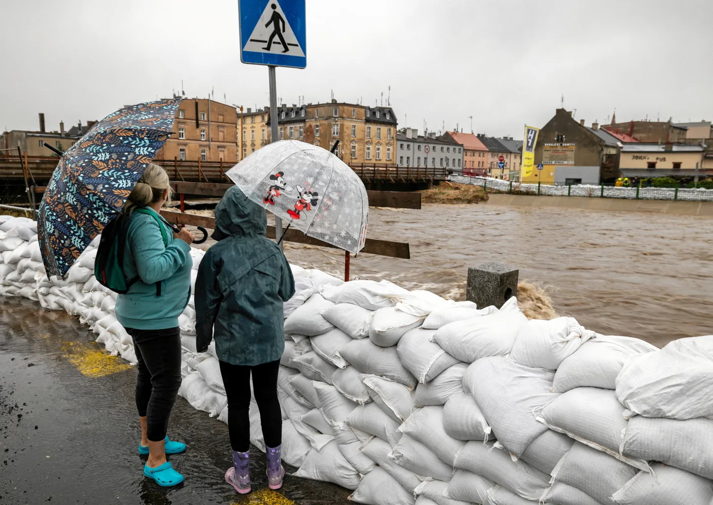 Poolas Glucholazy linnas on Bialka jõe ääres võetud kasutusele ennetavaid meetmeid võimalikuks üleujutuseks.