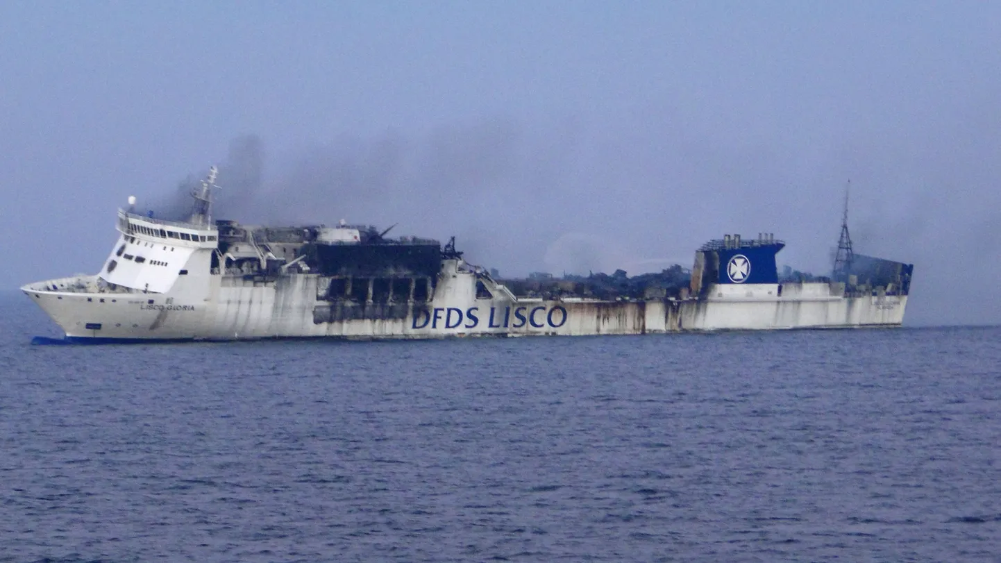 Фотография парома Lisco Gloria после пожара, сделанная немецкими морскими спасателями.